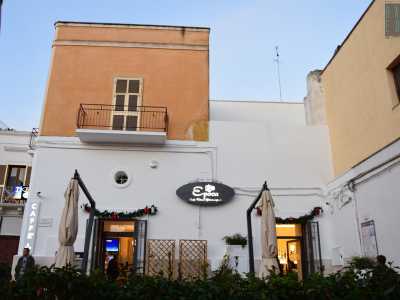 Il bar Epoca � situato in piazza Garibaldi, a Massafra: � stato realizzato all'interno della sagrestia dell'ex cinquecentesca Chiesa Santa Maria di Costantinopoli